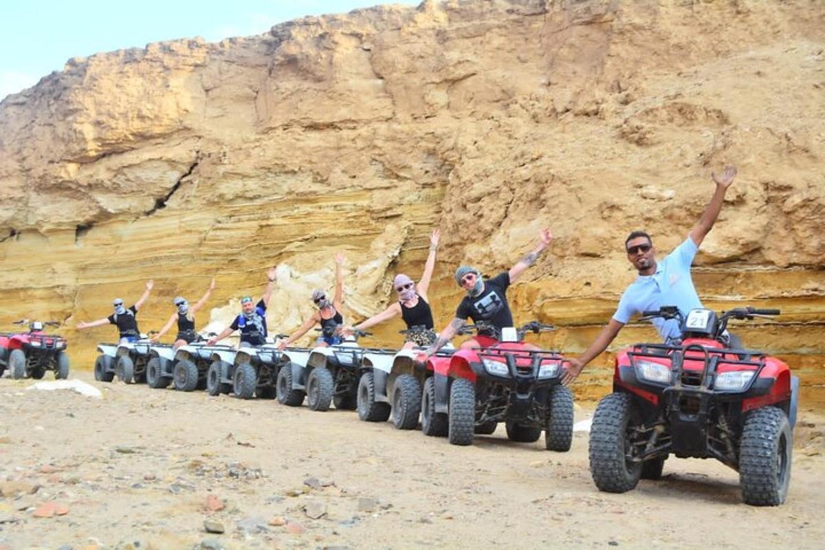 grupp inimesi, kes sõidavad ATV-dega kõrbes