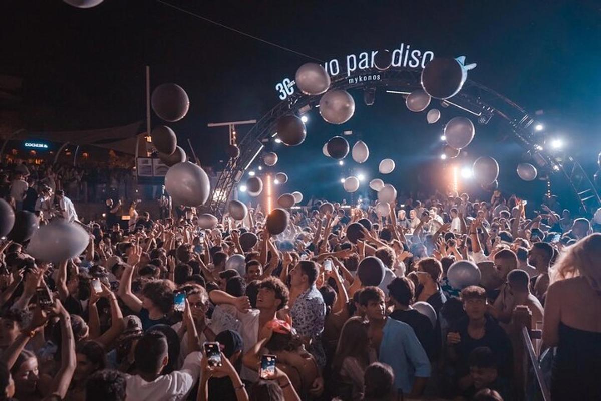 una multitud de personas en un concierto con globos