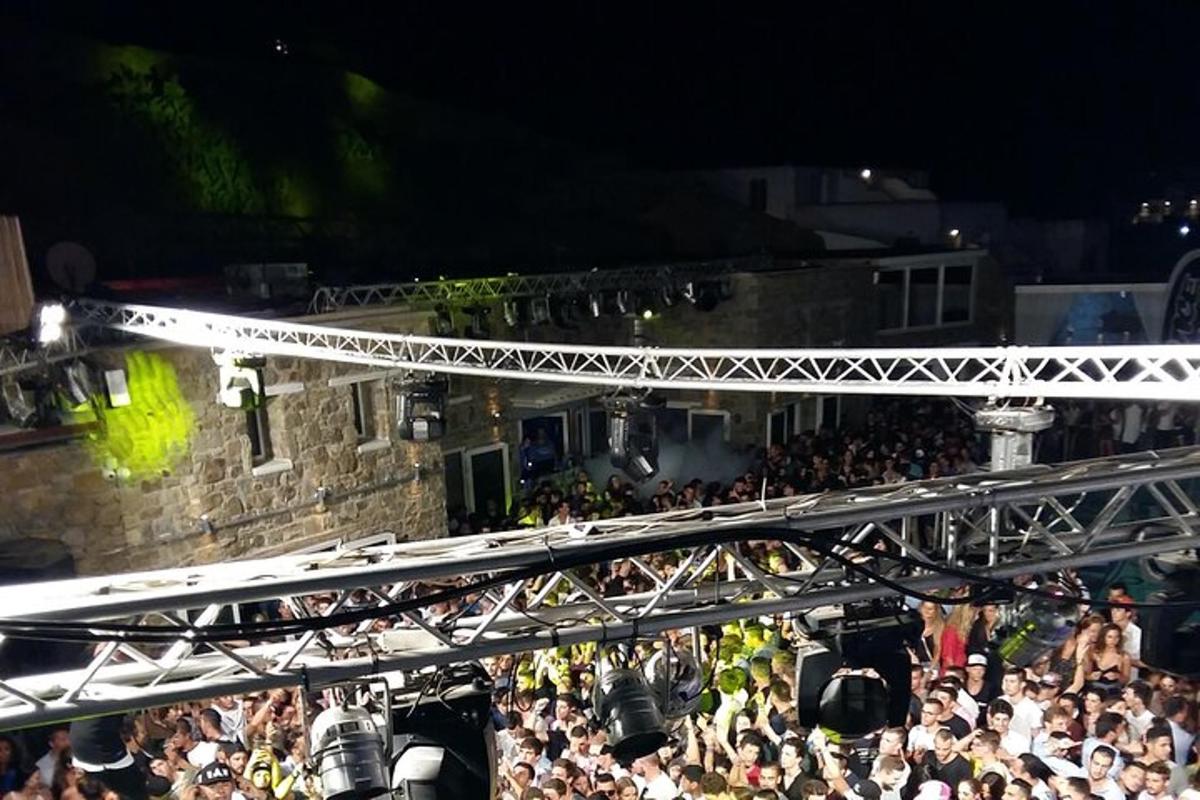Una vista aérea de una multitud de personas en un concierto.