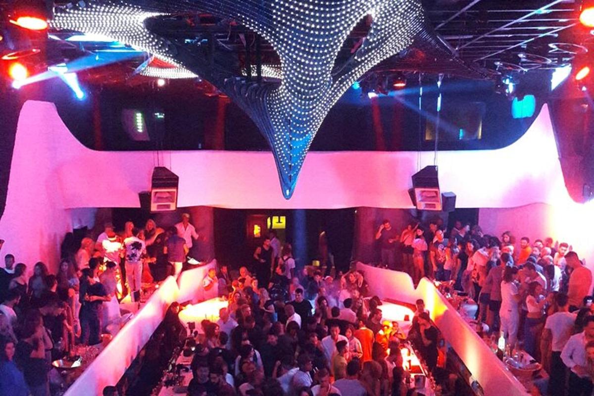 una multitud de persones en una sala amb un escenari