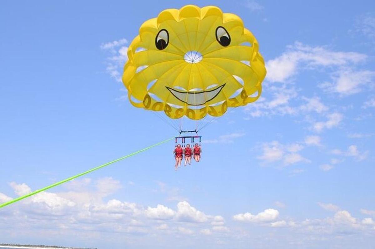 un aquilone giallo con una faccia sopra che vola nel cielo