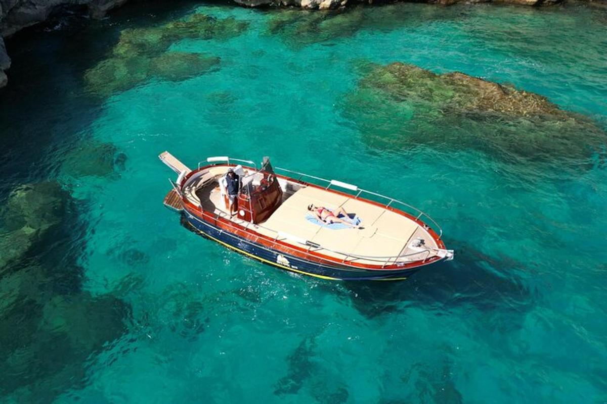 ein Boot im Wasser mit Menschen darauf