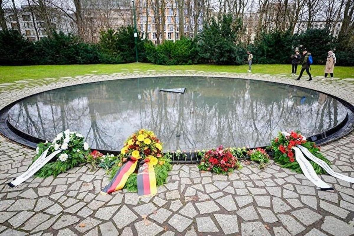 un cerchio con fiori e uno stagno in un parco