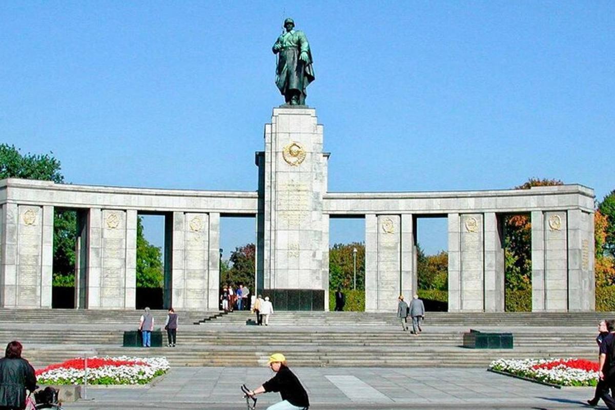 liels piemineklis ar statuju tā priekšā