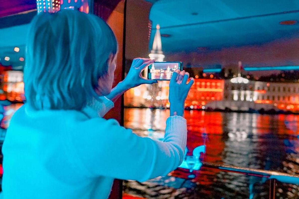 seorang wanita mengambil gambar sebuah bandar dengan telefon bimbitnya