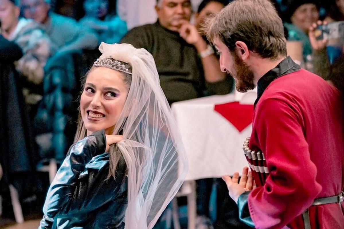 loori kandev naine seisab mehe kõrval