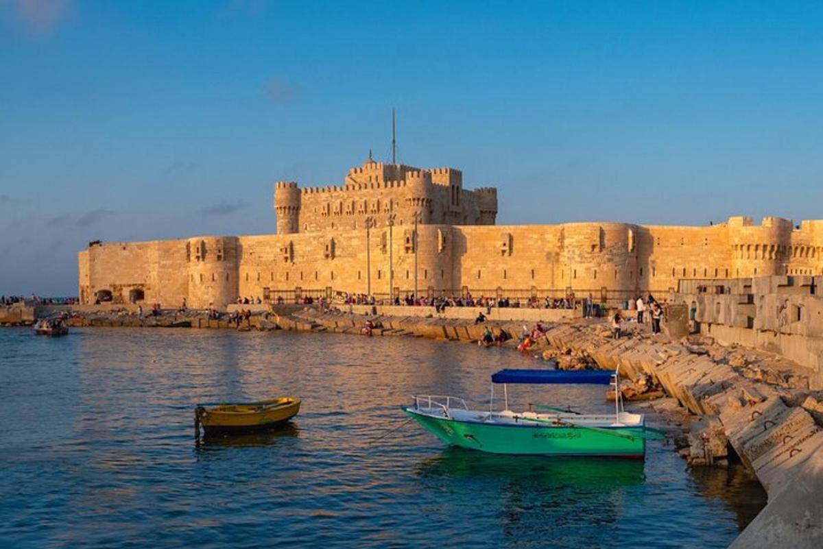 una barca a l'aigua davant d'un castell