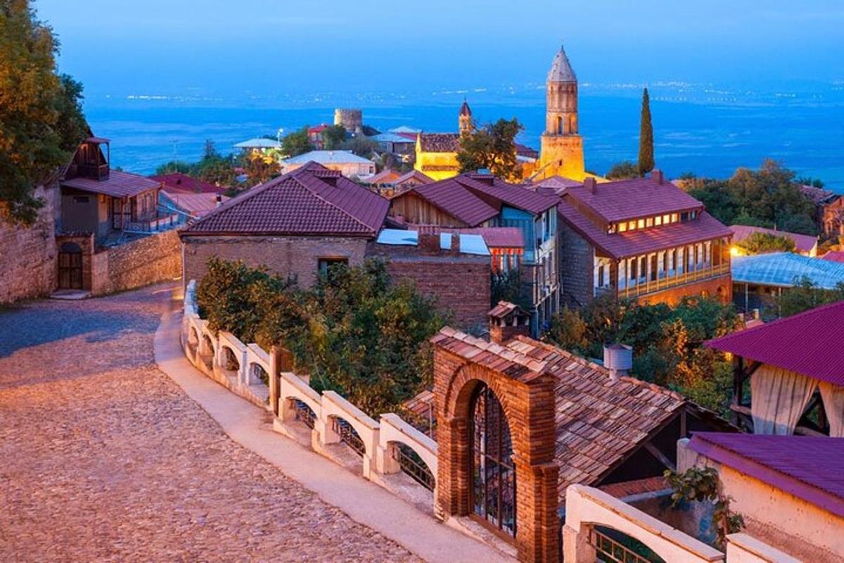 uma vista de uma cidade com uma torre do relógio e edifícios