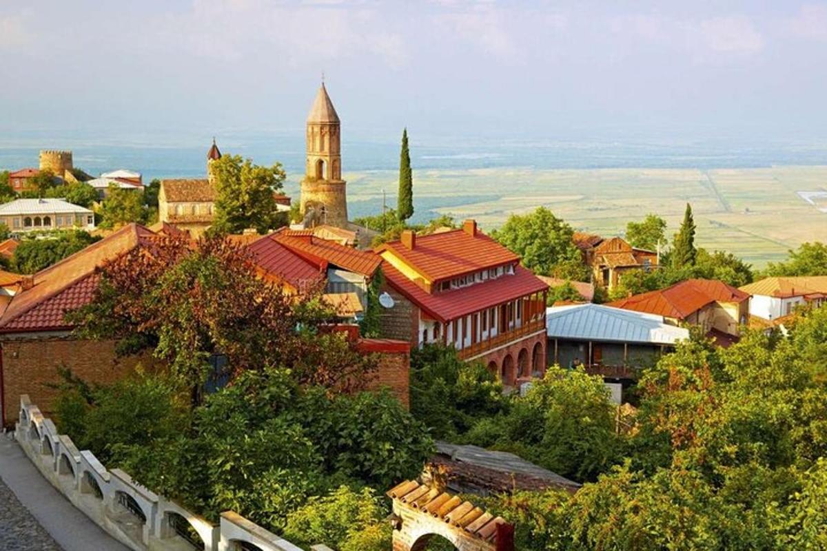 uma vista de uma cidade com uma torre do relógio e edifícios