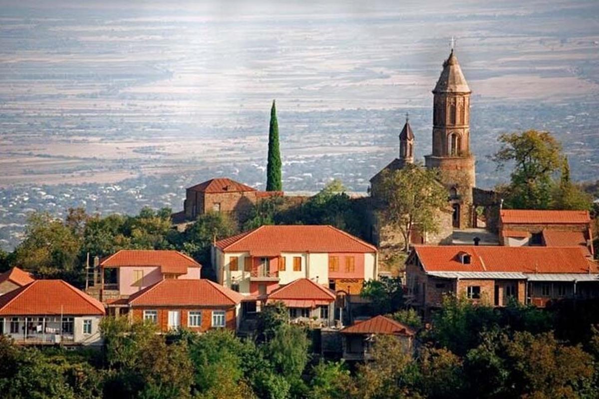 uma pequena cidade com uma igreja e uma torre