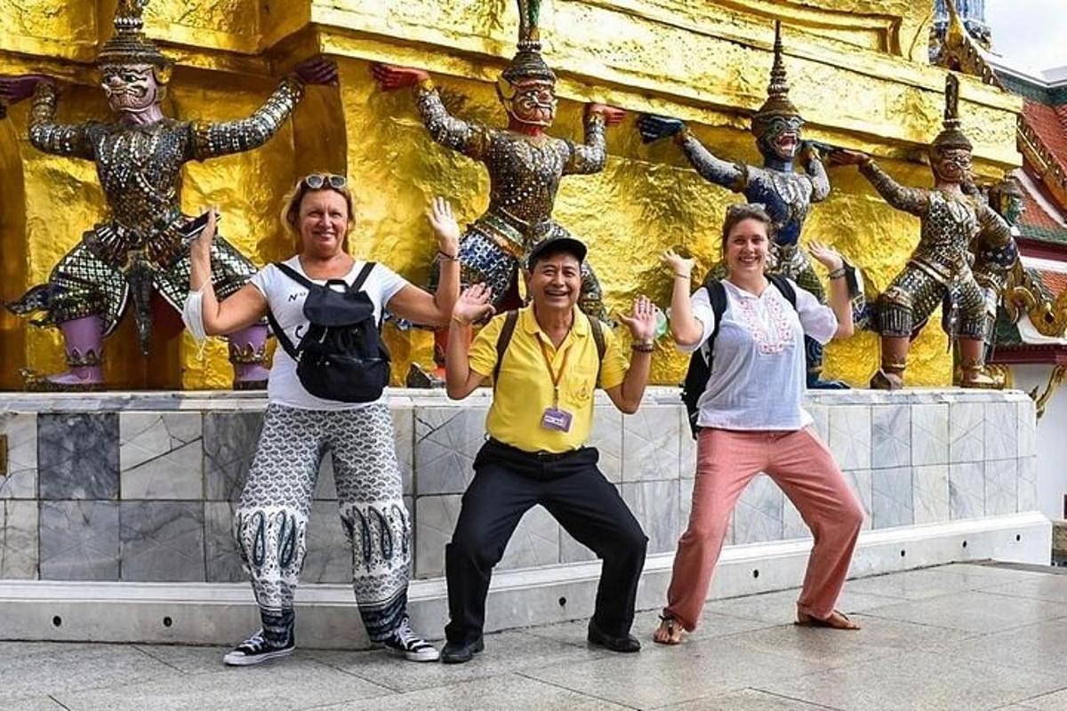 một nhóm người đứng trước một bức tượng