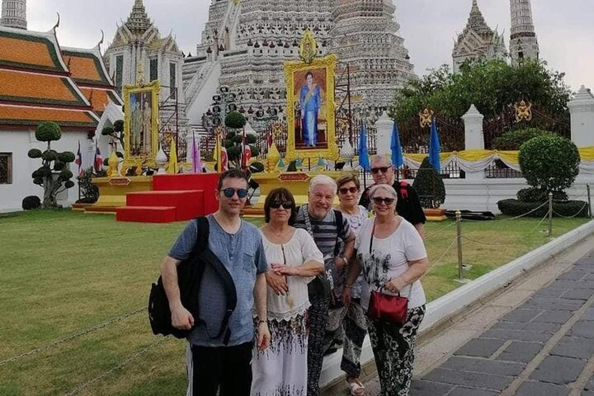 một nhóm người đứng trước một tòa nhà