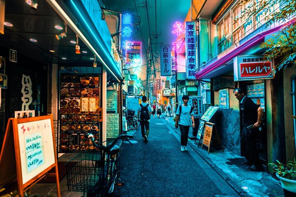 ถนนในเมืองตอนกลางคืนที่มีผู้คนเดินไปมาบนถนน