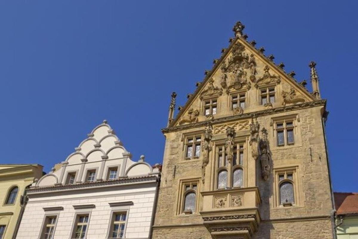 ein großes Steingebäude mit einem blauen Himmel im Hintergrund