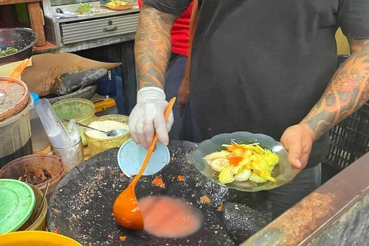 maður að elda rétt á grilli með skeið