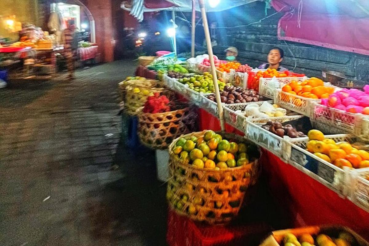 gerai buah-buahan dengan bakul buah-buahan dan sayur-sayuran