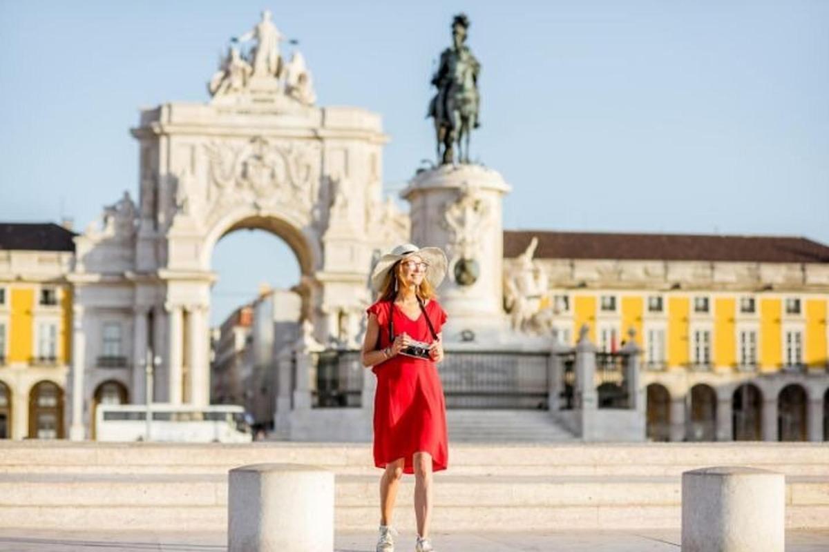 Una mujer con un vestido rojo parada frente a un edificio.