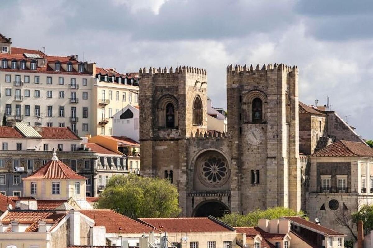 Un edificio antiguo en una ciudad con edificios.