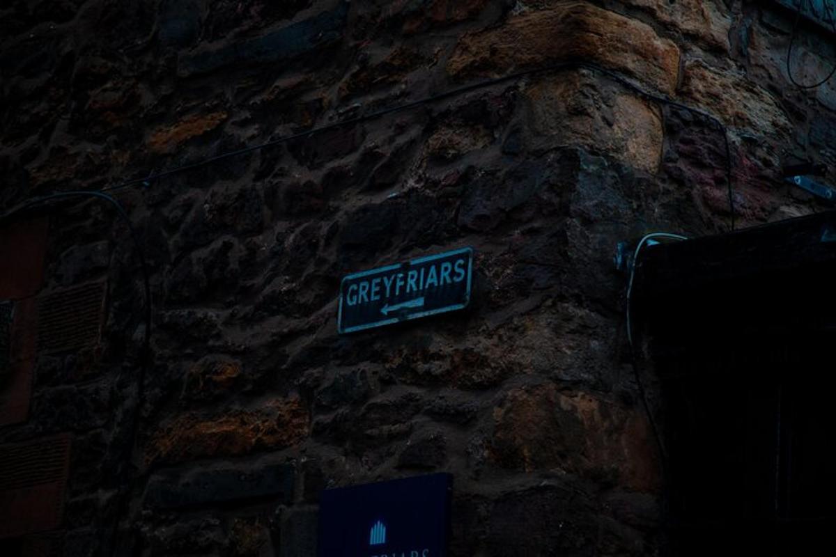 znak na strani opečne stene