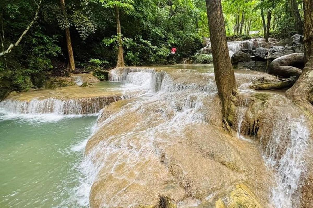 una cascada al mig d'un riu