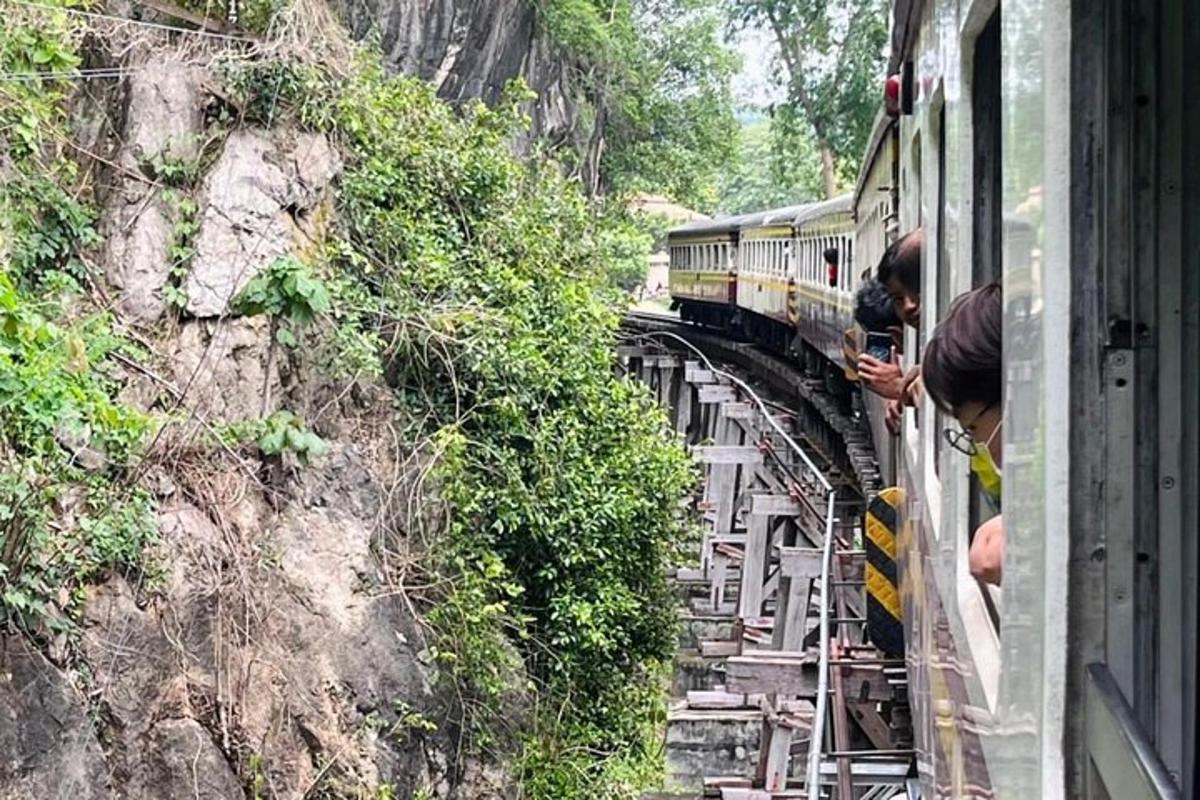 un grup de persones mirant per la finestra d'un tren