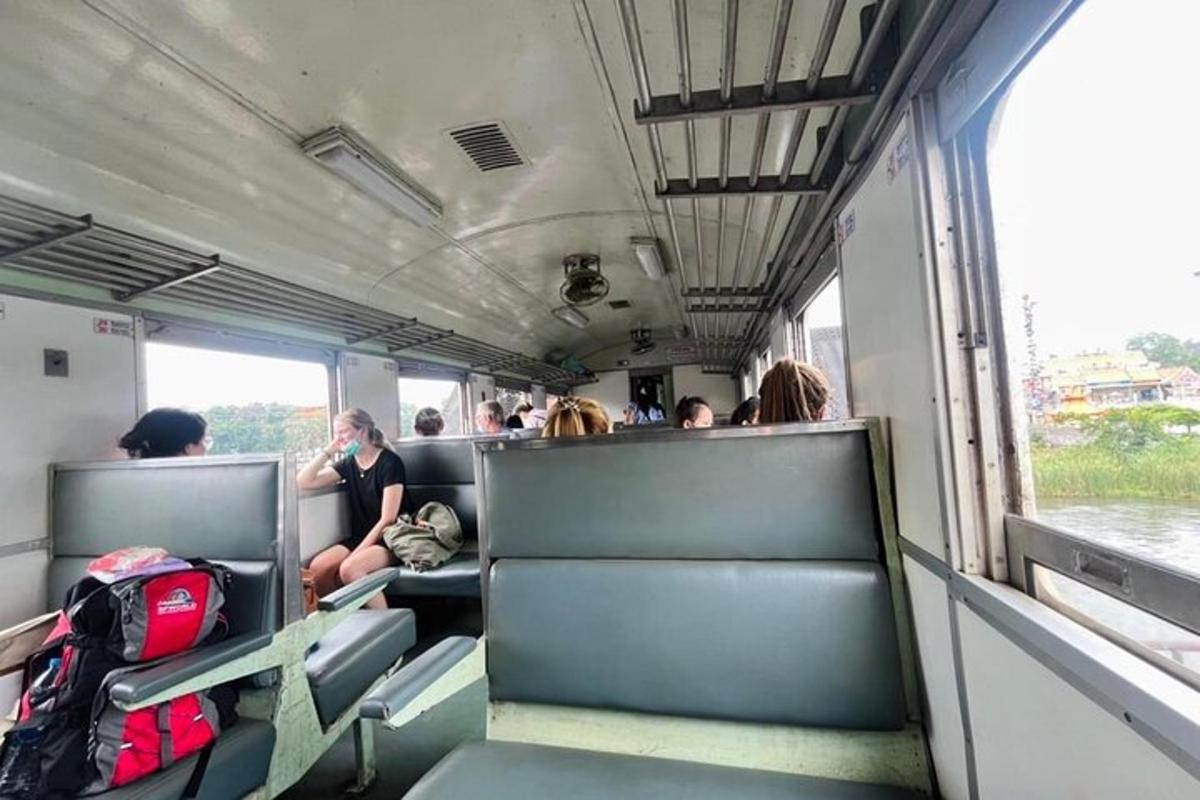 un grup de persones assegudes en un tren