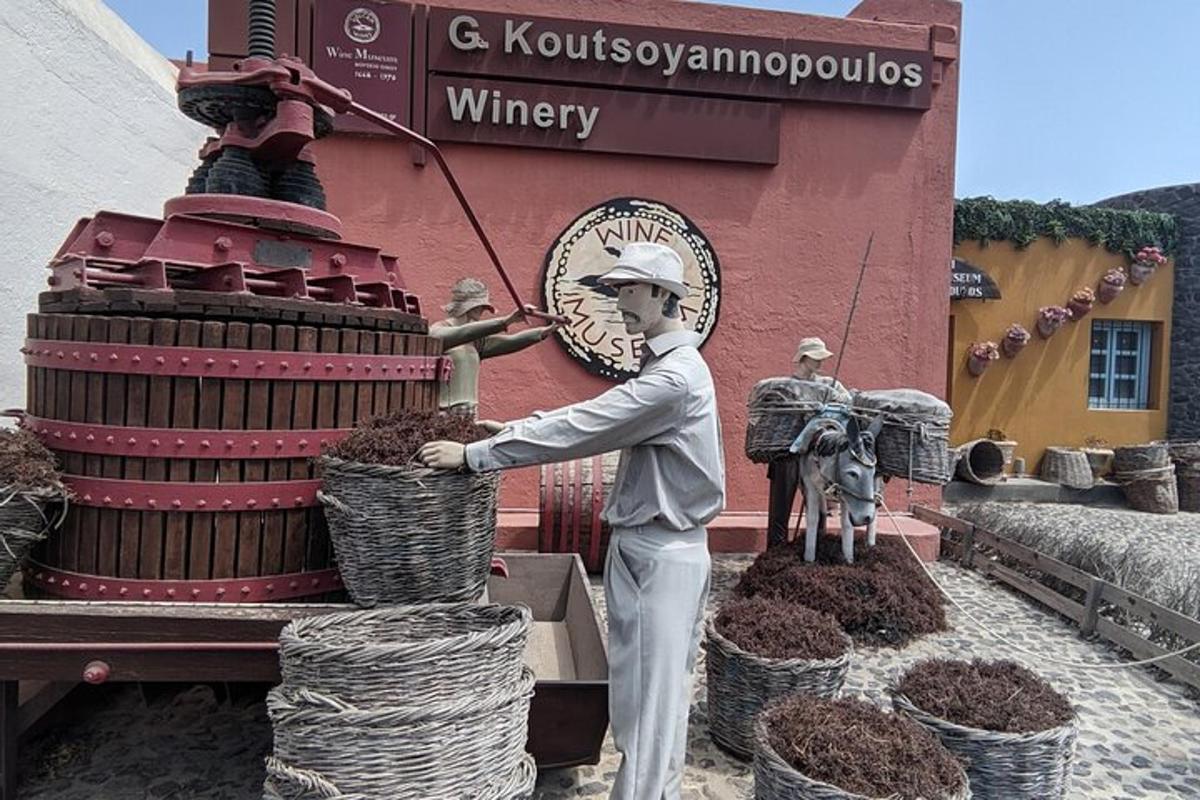 ένα άγαλμα ενός άνδρα που φορτώνει χώμα σε ένα φορτηγό