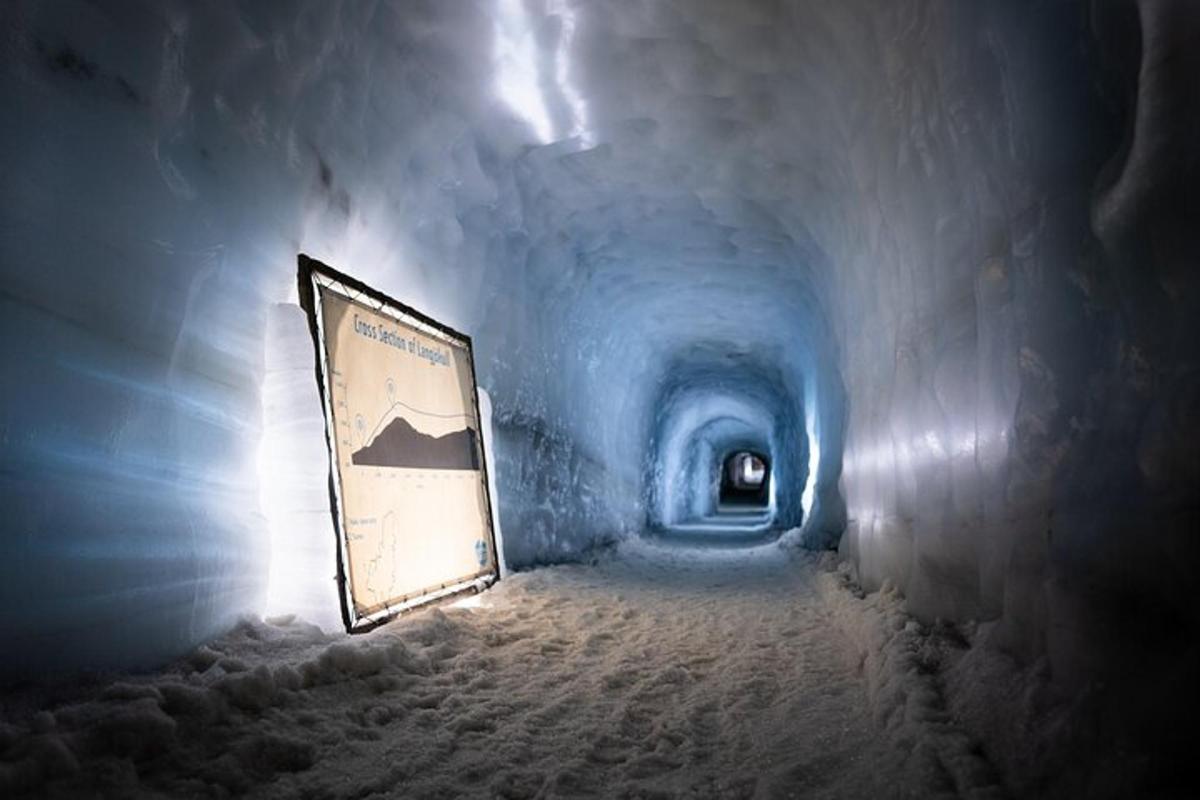 plavi tunel sa znakom u snijegu