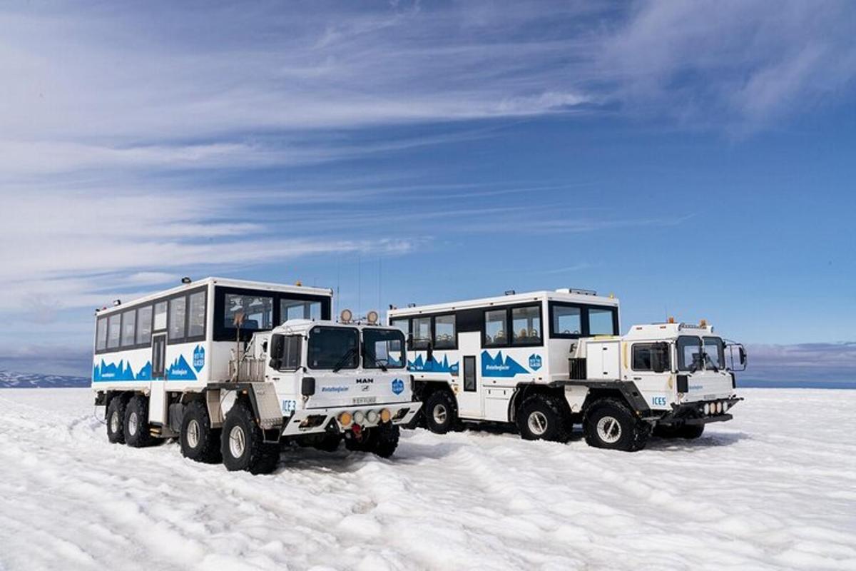 een groep van drie vrachtwagens geparkeerd in de sneeuw