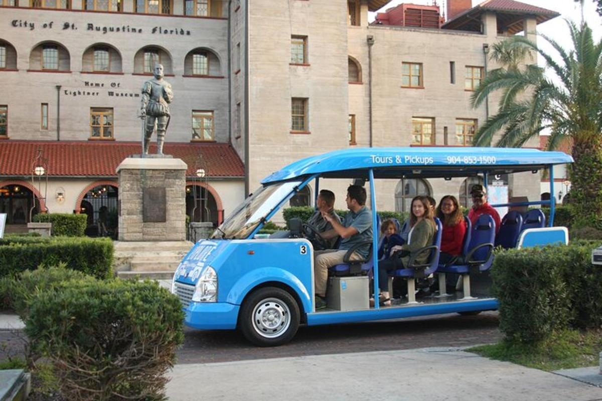 um grupo de pessoas viajando em um ônibus azul
