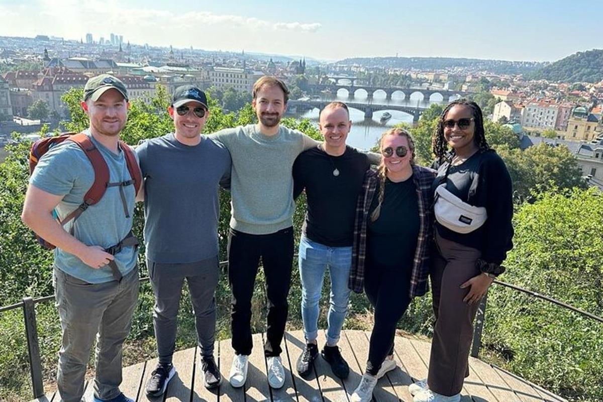 sekumpulan orang bergambar di menara