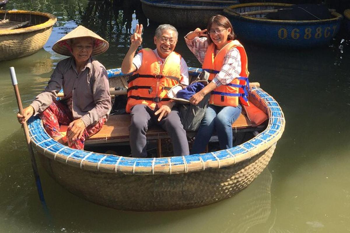 sekumpulan orang yang duduk di dalam bot di dalam air