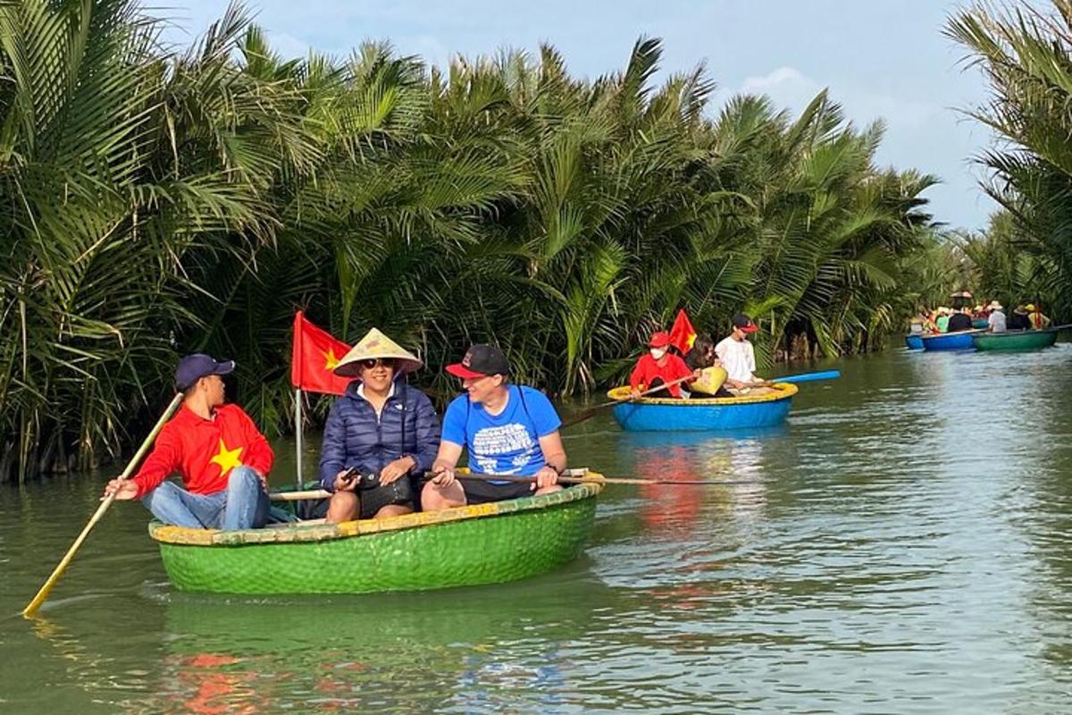 eine Gruppe von Menschen in Booten auf einem Fluss