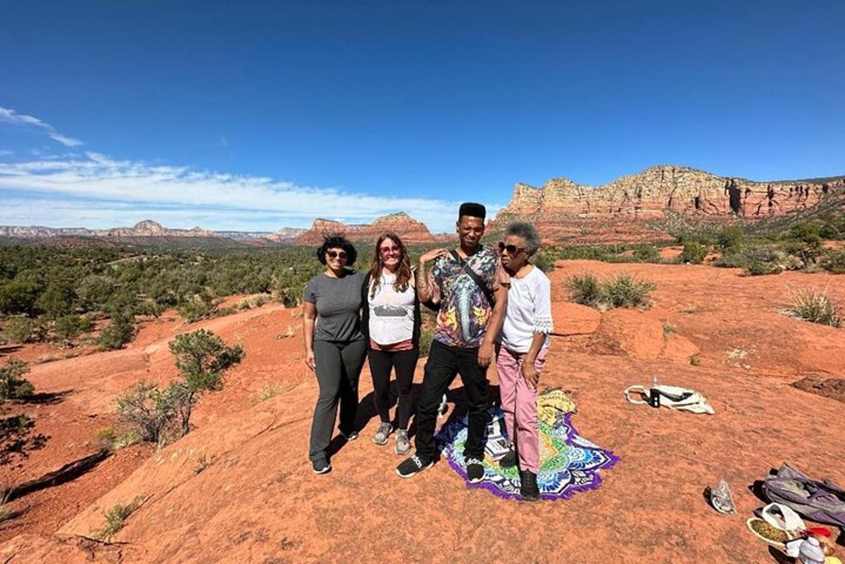 un grupo de personas de pie en la cima de una montaña