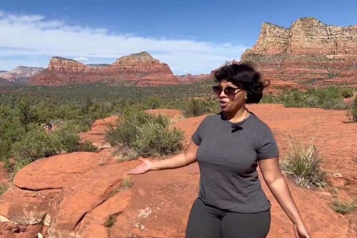Una mujer parada sobre una roca en el desierto