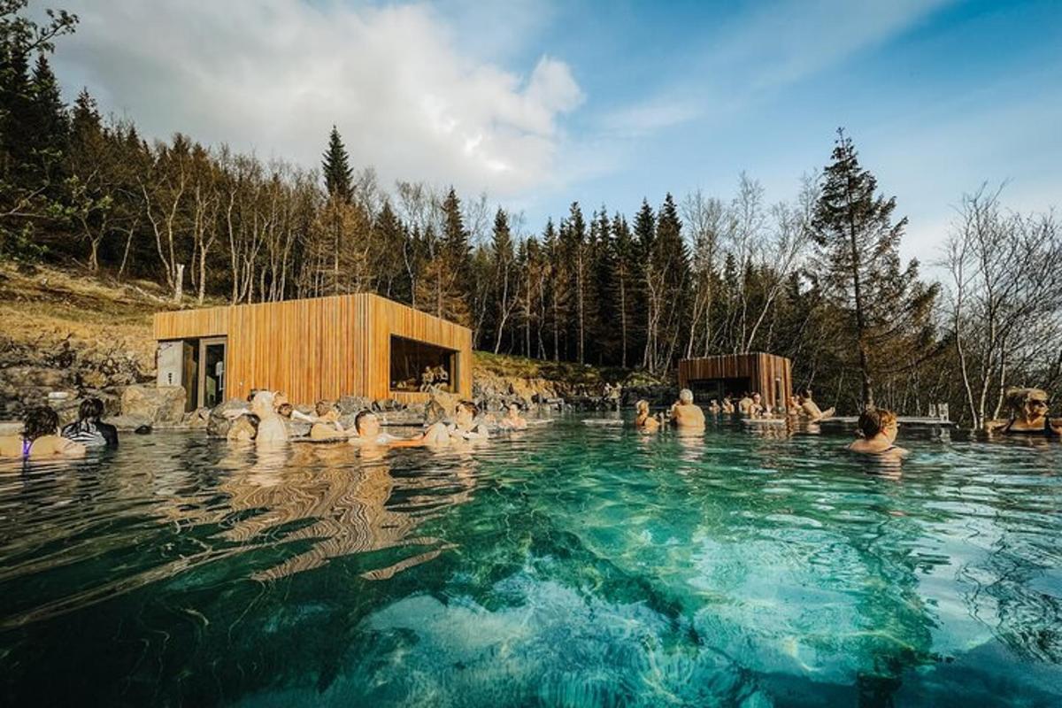 un gruppo di persone in una piscina d'acqua