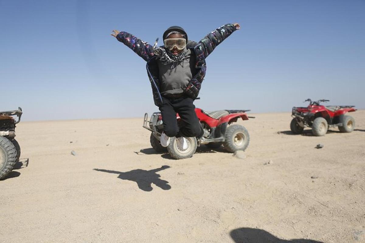 un uomo su un quad nel deserto