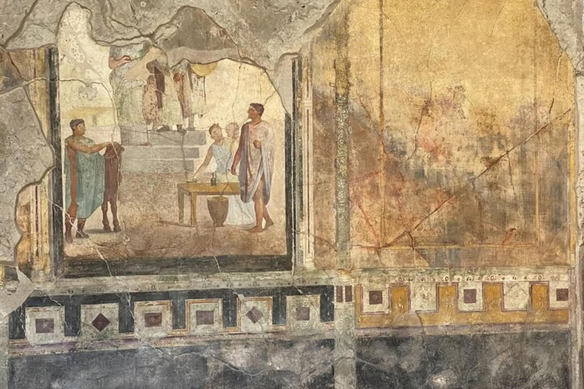 ένας πίνακας στον τοίχο ενός δωματίου σε ένα κτίριο