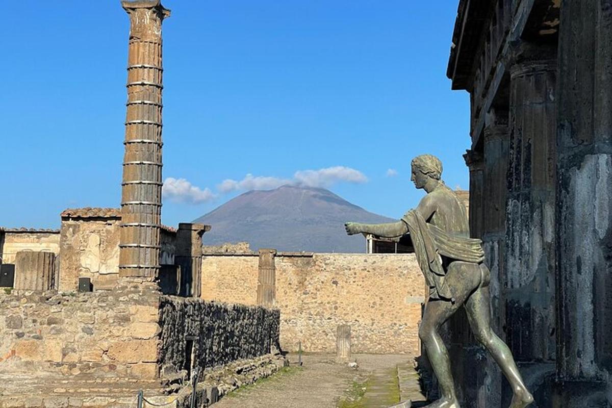 una estàtua d'un home recolzat a un edifici