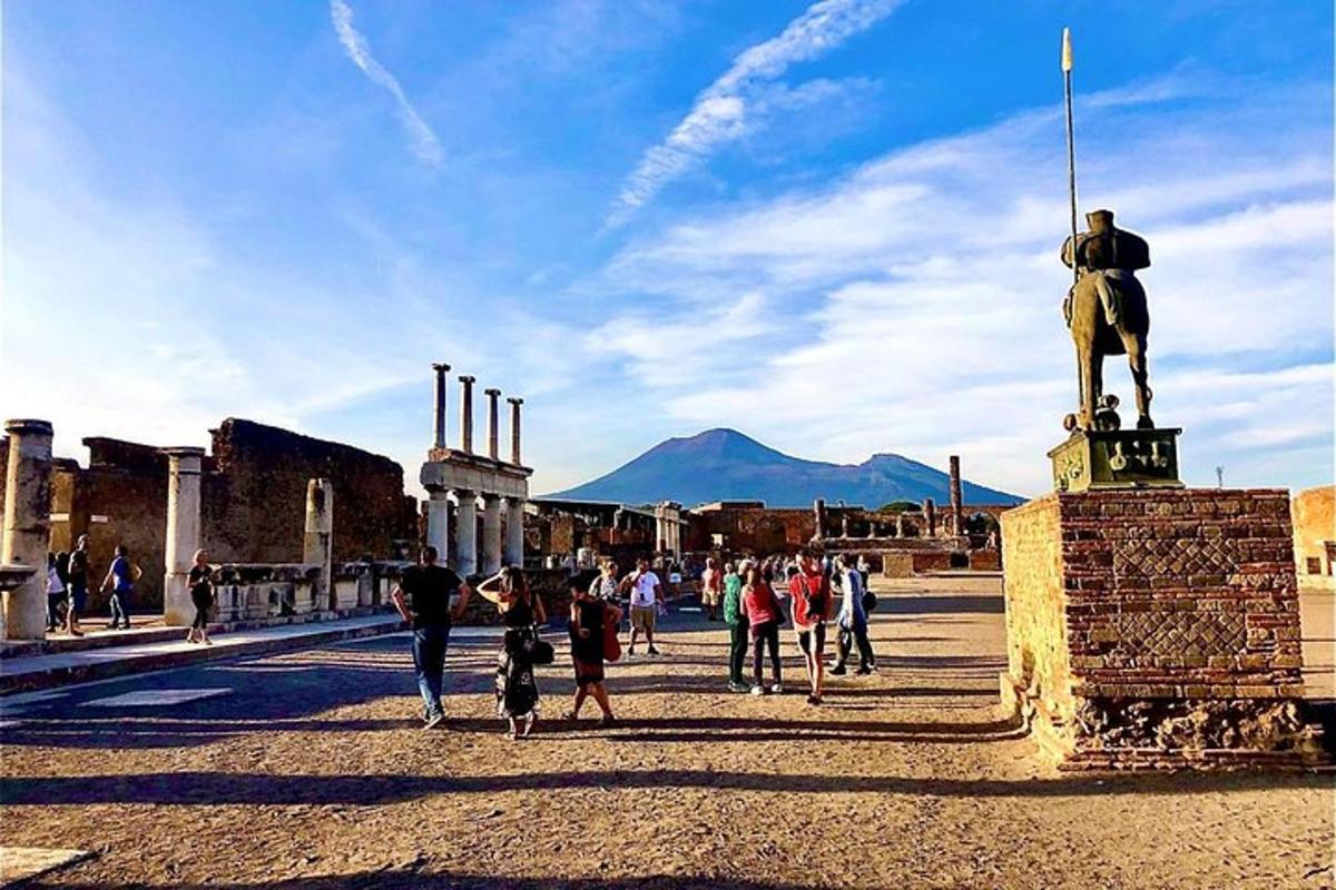 un grup de persones caminant al voltant d'una estàtua