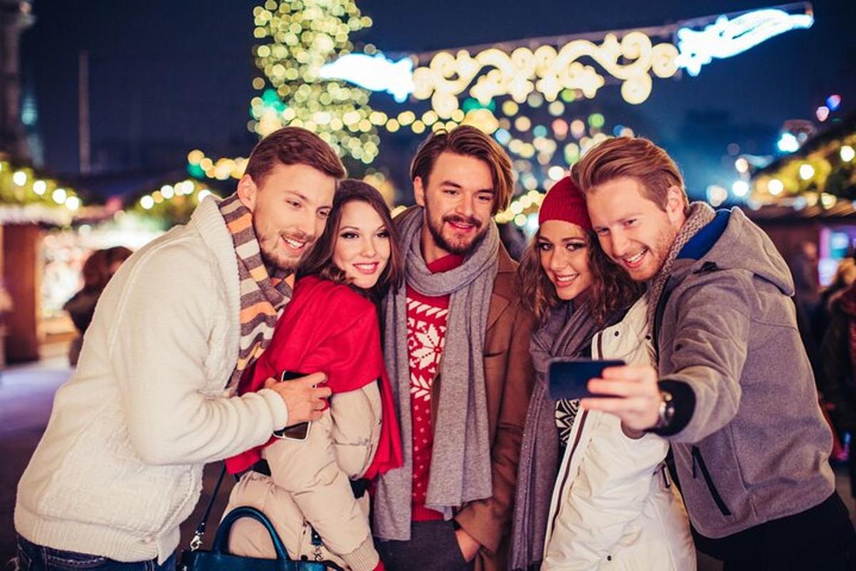 un gruppo di persone che scattano una foto con un cellulare