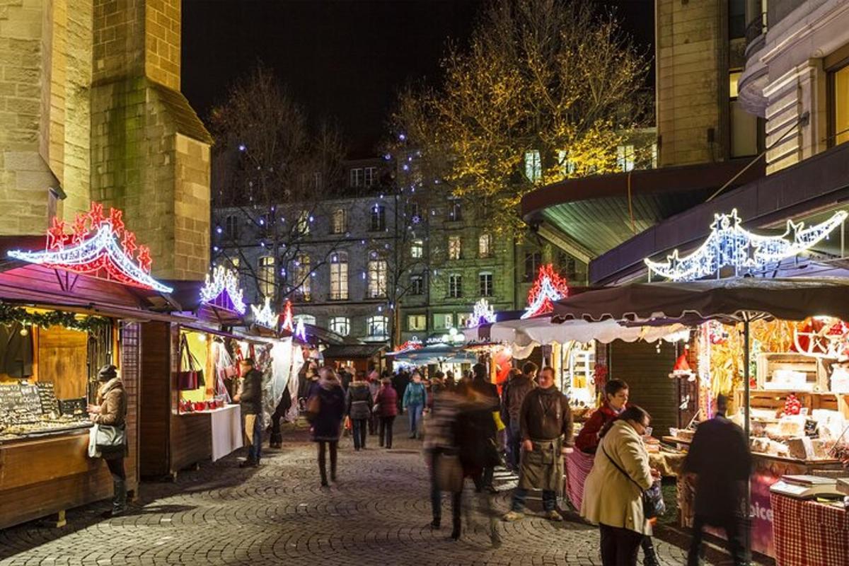 una folla di persone che camminano in un mercatino di Natale di notte
