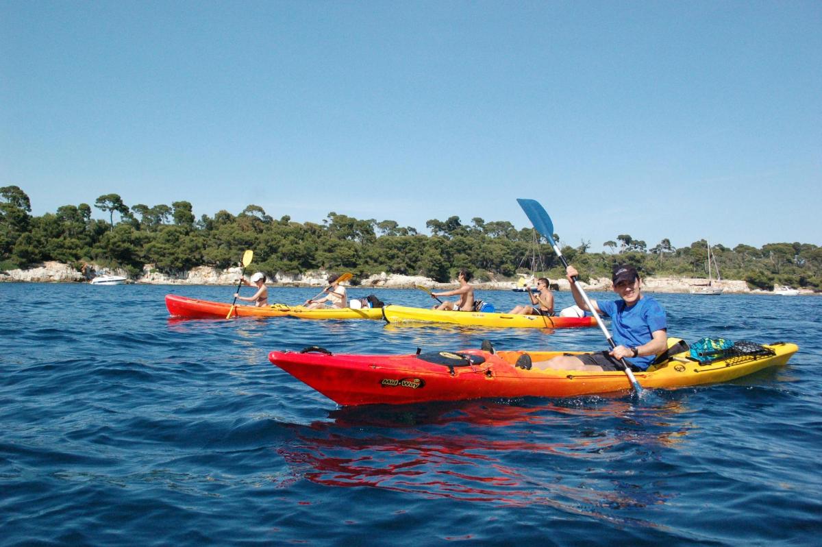 Un grupo de personas en kayaks en el agua.
