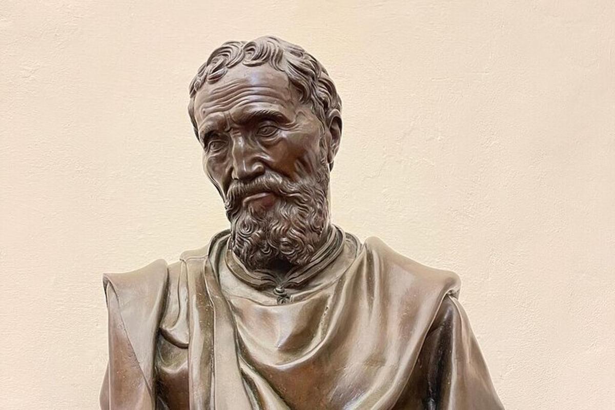 ένα χάλκινο άγαλμα ενός άνδρα με γενειάδα
