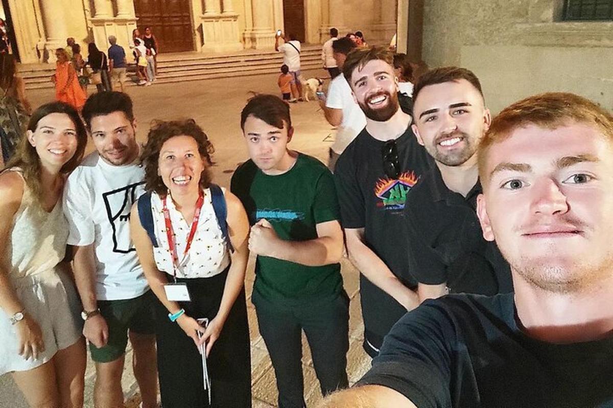 grupp inimesi, kes poseerivad hoones pildi jaoks