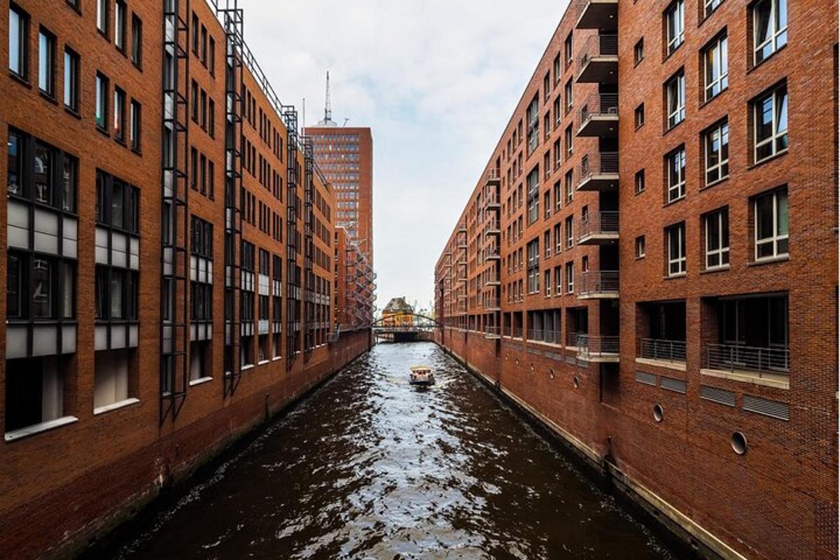 en kanal mellem to bygninger med en båd i