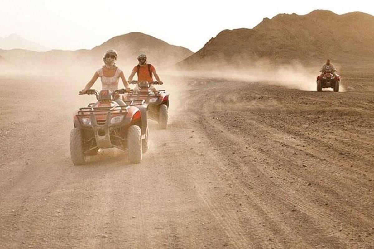 sekumpulan orang menunggang atv di jalan tanah