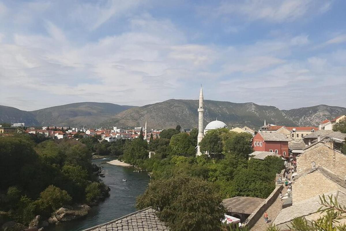 Una vista de un pueblo con un río y una iglesia.
