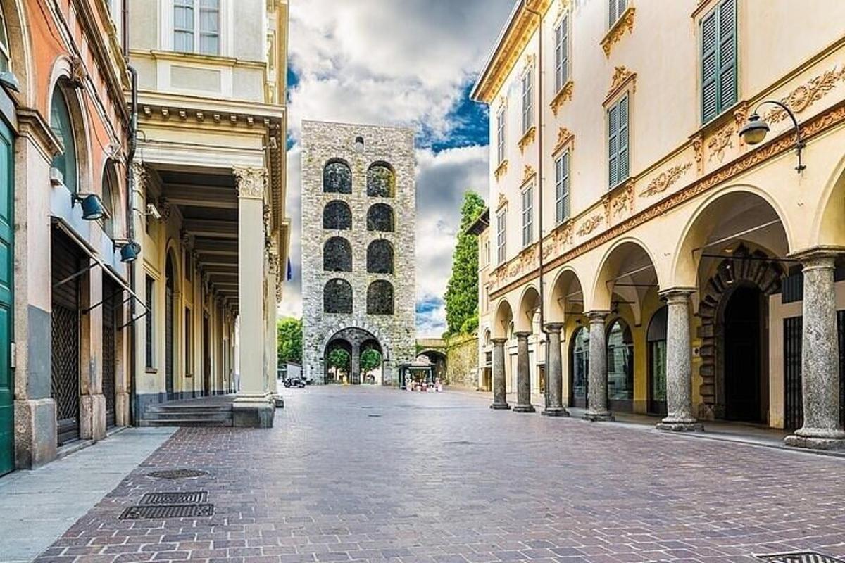 prázdná ulice ve městě s budovami