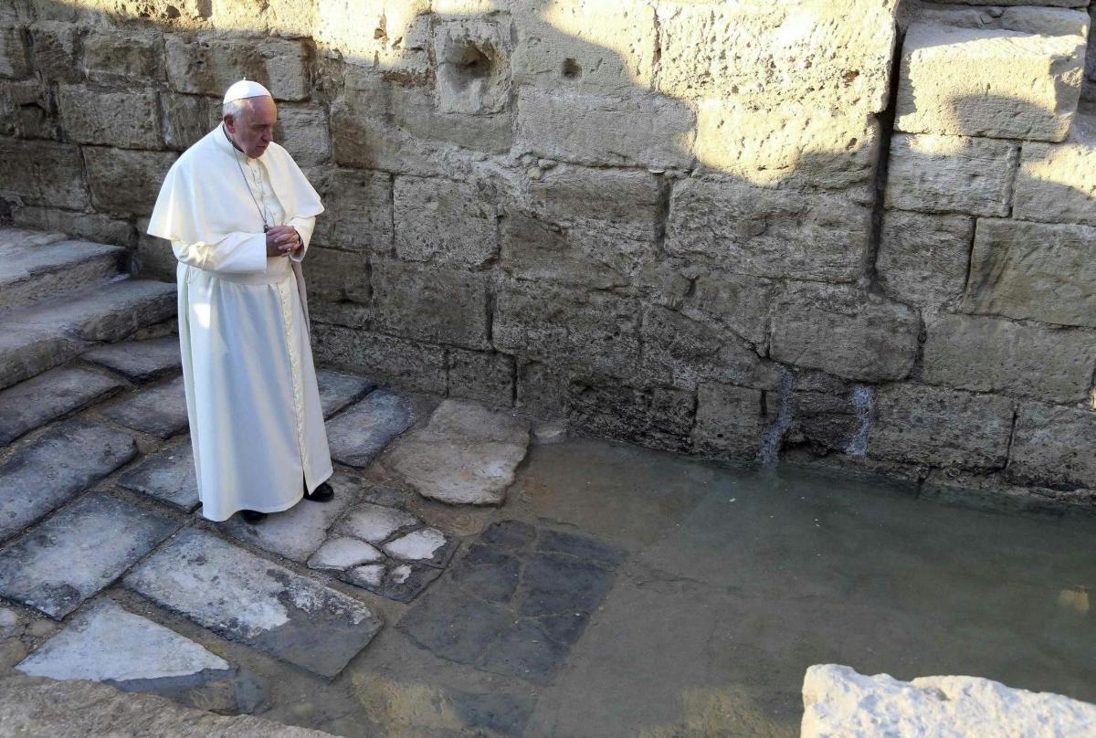 religiozan čovjek stoji pored bazena s vodom